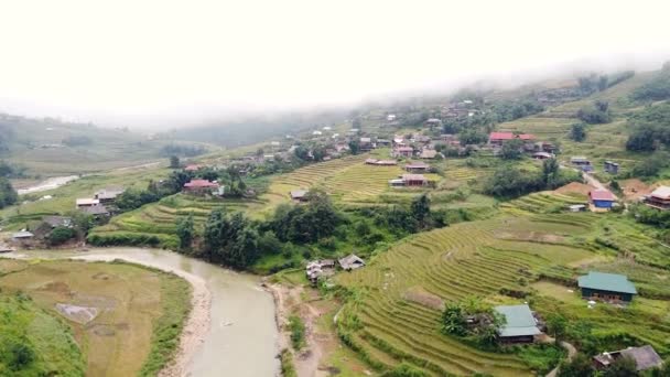 Vista aérea de la aldea Hmong en Sapa Vietnam con terrazas de arroz en un día nublado. — Vídeos de Stock