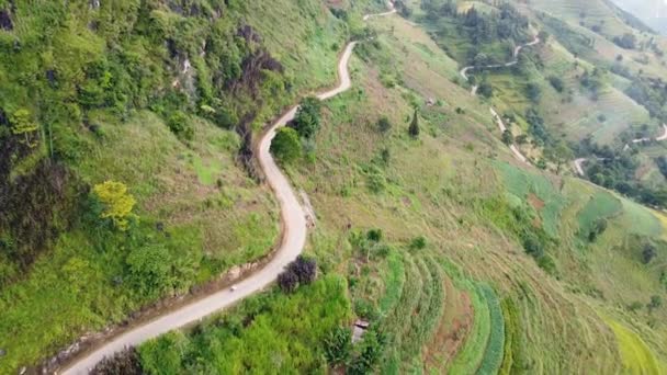 Luftaufnahme einer gefährlichen und kurvenreichen Straße in den Bergen Vietnams. — Stockvideo