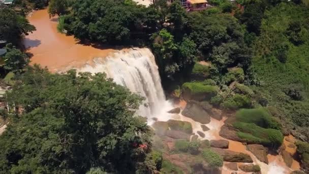 Vista aérea de un río sucio y una enorme cascada que fluye en la selva. — Vídeos de Stock