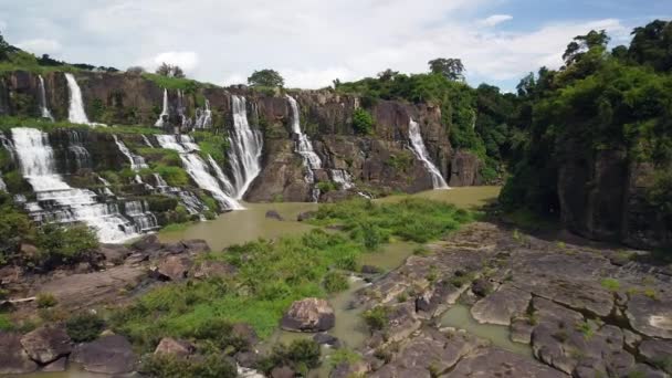 Voo de drone sobre um parque natural com cascata de cachoeira pitoresca e granadas — Vídeo de Stock