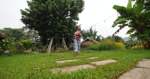 Coppia backpacker a piedi nel bellissimo giardino lasciando la loro famiglia in Asia — Video Stock