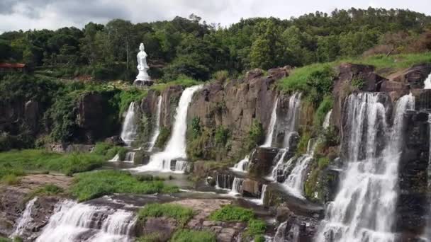 Luftaufnahme spektakulärer Wasserfallkaskaden, die an felsigen Klippen im Dschungel fließen. — Stockvideo