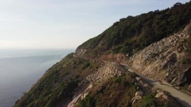 Tehlikeli sahil şeridi yolunda motosiklet süren sürücünün hava görüntüsü.