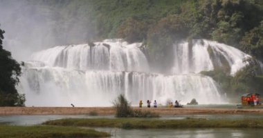 Vietnam ve Çin sınırındaki Ban Gioc şelalelerinin görkemli manzarası.
