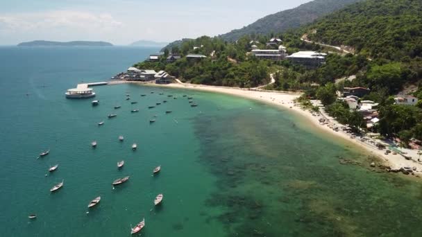 Vue de drone sur la plage côtière dans une île tropicale avec des bateaux flottant sur l'eau. — Video