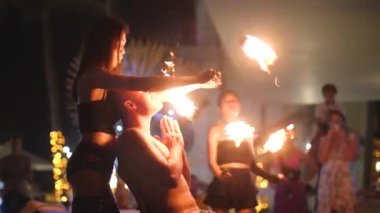 Phu Quoc, Vietnam - 29 Aralık 2020: Dublörlük yapan seksi Asyalı ateş dansçıları.