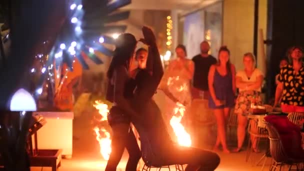 Phu Quoc, Vietnam-December 29, 2020：Dancers entertains foreigners with Fire Show — 图库视频影像