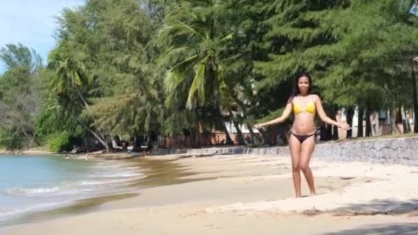 Feliz joven embarazada en bikini bailando en la playa en un caluroso día de verano. — Vídeos de Stock
