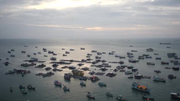 Вид з повітря на рибальські човни та рибну клітку в спокійному океані вдень . — стокове відео