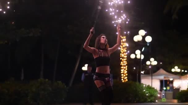 Phu Quoc, Vietnam-29 december 2020: Sexy fire show dansare som uppträder i mörker. — Stockvideo