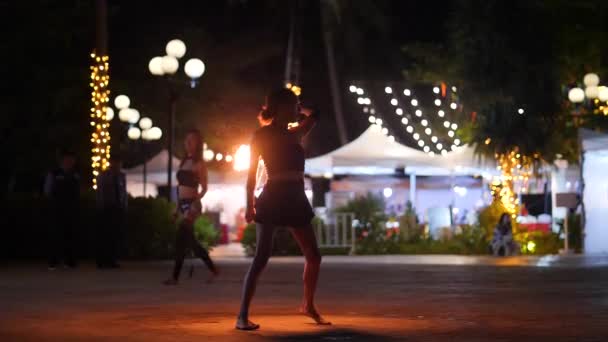 Phu Quoc, Βιετνάμ-29 Δεκεμβρίου 2020: Ασιατική Πυροσβεστική χορεύτρια που παίζει στο beach club. — Αρχείο Βίντεο