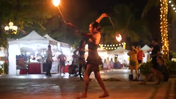 Phu Quoc, Βιετνάμ-29 Δεκεμβρίου 2020: Πυροσβεστική χορεύτρια σε beach club. — Αρχείο Βίντεο