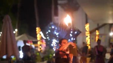 Phu Quoc, Vietnam-29 Aralık 2020: Konuklara ateş dansı yapan ateş dansçısı