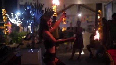 Phu Quoc, Vietnam-29 Aralık 2020: Ateş dansçısı şaşırtıcı numaralar sergiliyor.