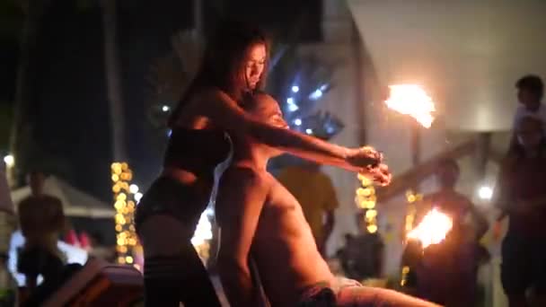 Phu Quoc, Βιετνάμ-29 Δεκεμβρίου 2020: Πυροσβεστική χορεύτρια κάνει ακροβατικά σε ξένους επισκέπτες. — Αρχείο Βίντεο