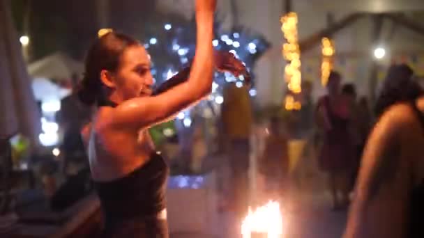 Phu Quoc, В'єтнам-29 грудня 2020: Танцівник, що показує небезпечні трюки для пожежних танців. — стокове відео