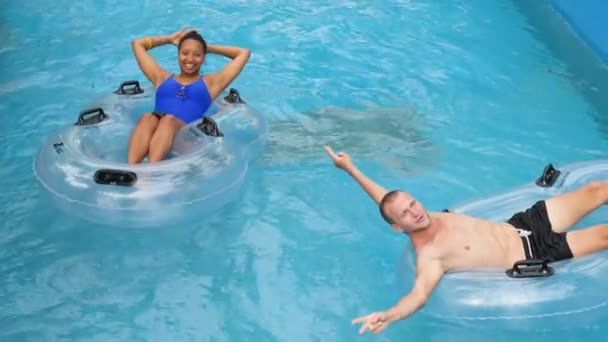 Turistas en el flotador que fluye en el río perezoso en un parque acuático en un día de verano. — Vídeos de Stock