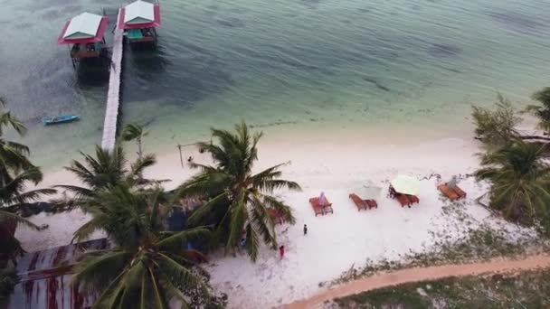 Vista drone de uma tranquila praia de areia branca tropical na Ásia de um dia de verão. — Vídeo de Stock