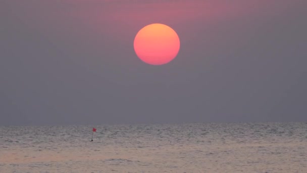 Een dramatisch uitzicht op serene oceaan en majestueuze zonsondergang op een tropisch eiland. — Stockvideo