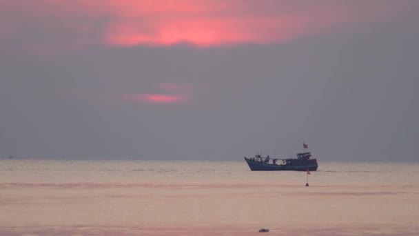 Cinematic utsikt över fiskare båt reser i havet i en dramatisk skymning. — Stockvideo