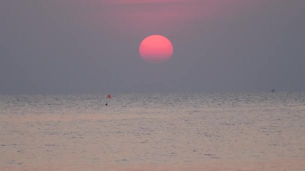 Scatto in tempo reale nell'oceano sereno con onde morbide e tramonto maestoso. — Video Stock