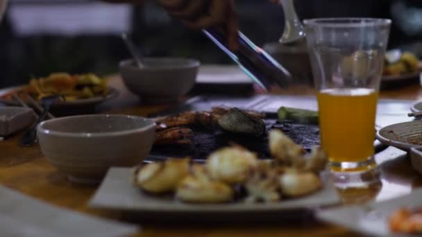 Close-up uitzicht op een tafel met grillkachel vol eten in een buffetrestaurant. — Stockvideo