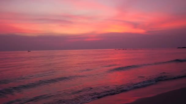 Vista panorâmica do vibrante céu laranja ao entardecer na praia. — Vídeo de Stock