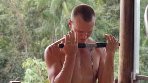 Homem caucasiano masculino forte fazendo exercício no ginásio com fundo ao ar livre — Vídeo de Stock