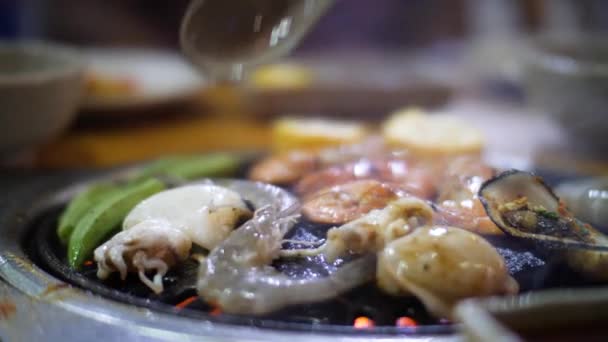 Close up shot of vegetable, shrimps and cuttlefishes being cooked and grilled. — Stock Video