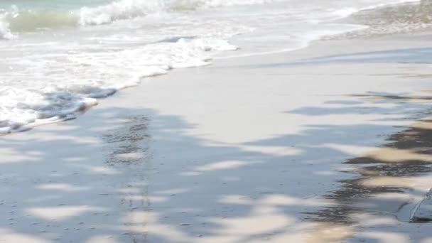 Menutup pandangan gelombang busa menggosok di pantai berpasir putih di pantai. — Stok Video