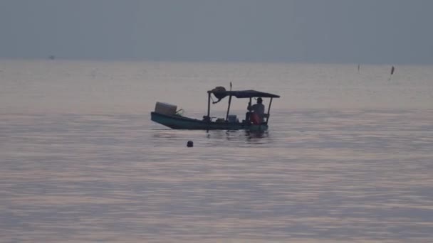 Κινηματογραφική άποψη ενός αλιευτικού σκάφους με έναν ψαρά που ταξιδεύει στη θάλασσα. — Αρχείο Βίντεο