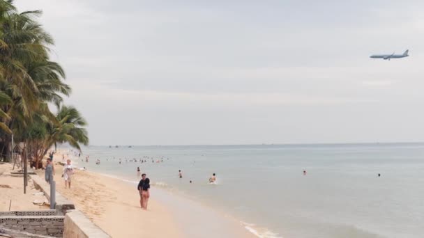 Phu Quoc, Vietnam-30. prosince 2020: Scéna na pláži s letadlem na obloze. — Stock video