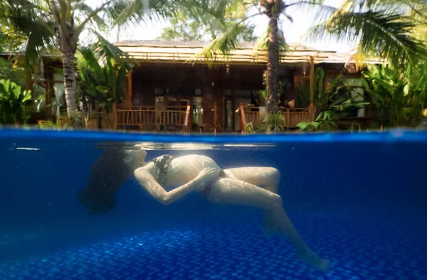 一名孕妇在游泳池里的水底半水下产妇摄影 图库照片