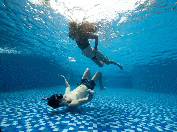 Photoshoot maternité sous-marine d'un jeune couple enceinte dans la piscine — Photo