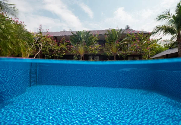 Split billeder af swimmingpool, tropiske træer med villa og blå himmel. Royaltyfrie stock-fotos