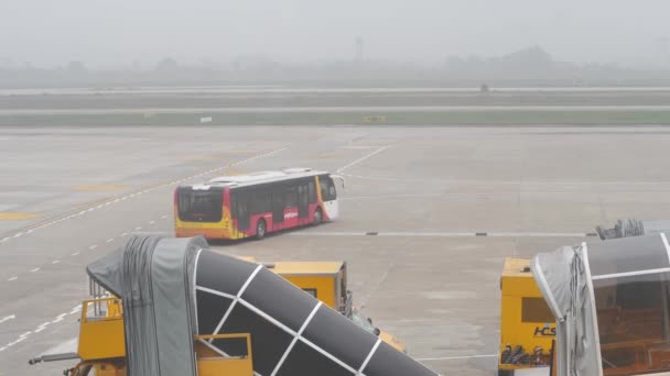 Hanoi, Vietnam- 04 03 2021: Autobuzul aeroportului care transportă pasageri care se deplasează pe drum . — Videoclip de stoc