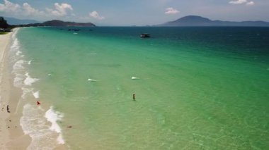 Turkuaz mavi deniz ve kristal temiz suyla enfes bir sahil manzarası.