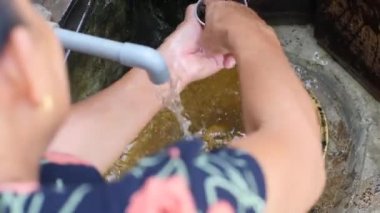 Kirli mutfakta bulaşık yıkayan Asyalı kadına yaklaş..