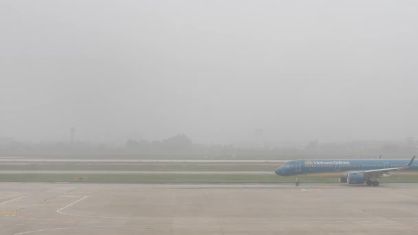 Hanói, Vietname 04 03 2021: Avião que corre lentamente na estrada do aeroporto. — Vídeo de Stock