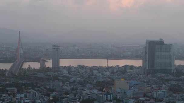 Asya 'da gün batımından akşamın erken saatlerine kadar parlak renkli ışıkları olan harika bir şehir merkezinin hızlandırılması.. — Stok video