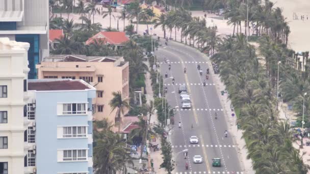 Vista desde un ángulo alto de una carretera de cuatro carriles en Asia con pocos vehículos en movimiento. — Vídeos de Stock