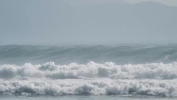 Крупный план мощных и массивных бочковых волн с серфером в море в дневное время. — стоковое видео