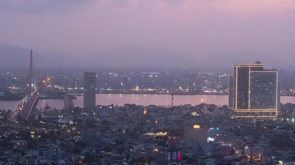 Spettacolare vista cinematografica e time-lapse di una moderna città industrializzata in Vietnam con belle luci di notte. — Video Stock
