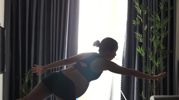 Young pregnant woman on third trimester doing exercise indoor at home. — Stok video