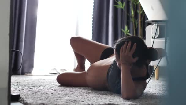 Enfoque mujer joven embarazada haciendo ejercicio interior en casa durante el encierro. — Vídeos de Stock