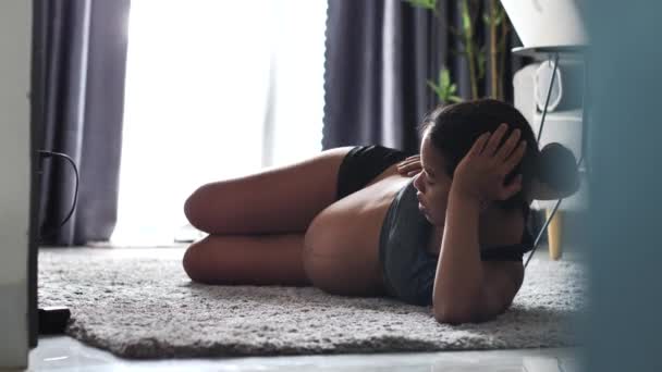 Femme asiatique enceinte faisant des exercices de jambes et de respiration à l'intérieur au milieu du confinement — Video