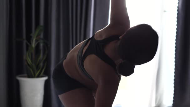 Close-up de uma jovem grávida fazendo exercício de ioga em casa. — Vídeo de Stock