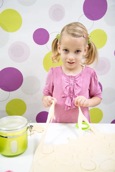 Little girl make cake — Stock Photo, Image