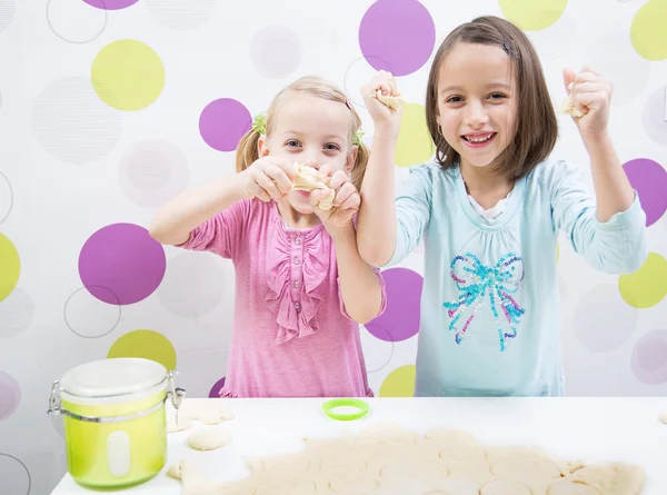 Happy sisters in kitchen — Stock Photo, Image