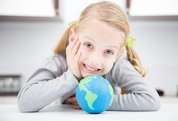 Κορίτσι χαμόγελο με πλανήτη γη — Φωτογραφία Αρχείου